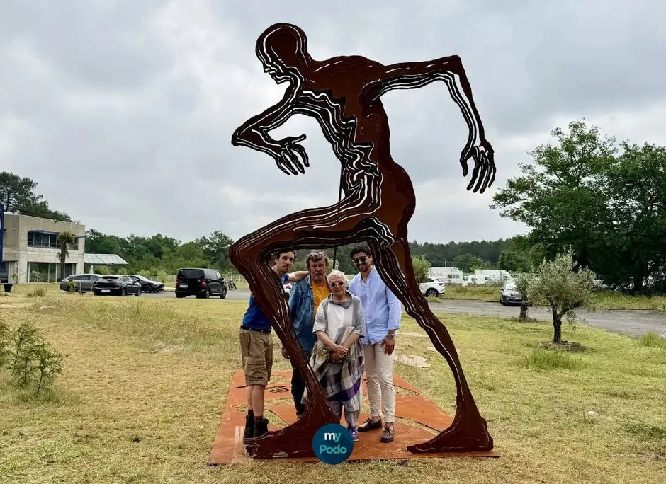 L’Homme qui marche : une sculpture de Lydie Arickx symbolisant My Podologie My Podologie